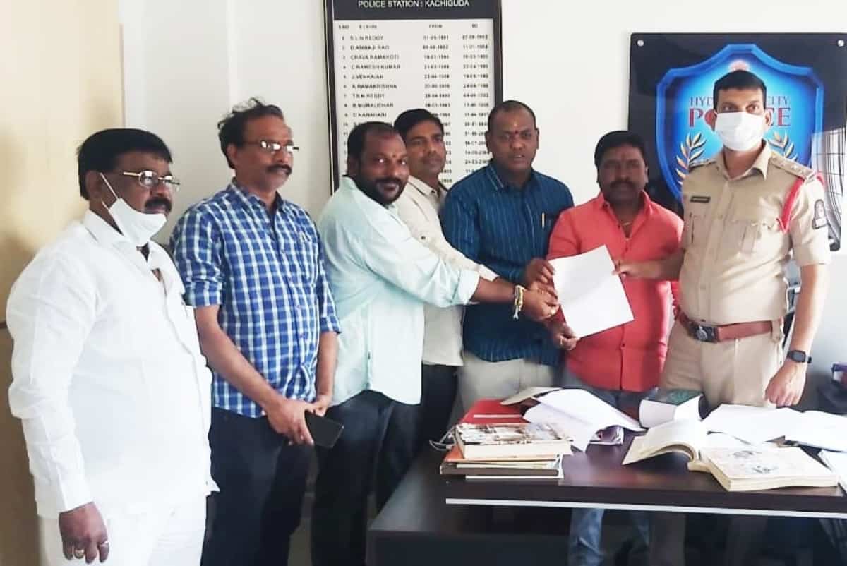 Trs flexi | టీఆర్‌ఎస్ ఫ్లెక్సీలను చింపిన వ్యక్తులపై చ‌ర్య‌లు తీసుకోవాలి