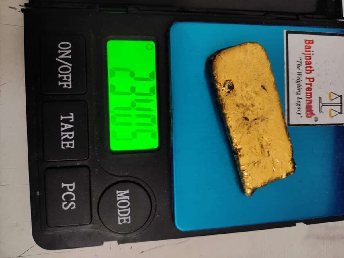 Gold smuggling | శంషాబాద్‌ ఎయిర్‌పోర్టులో బంగారం ప‌ట్టివేత‌