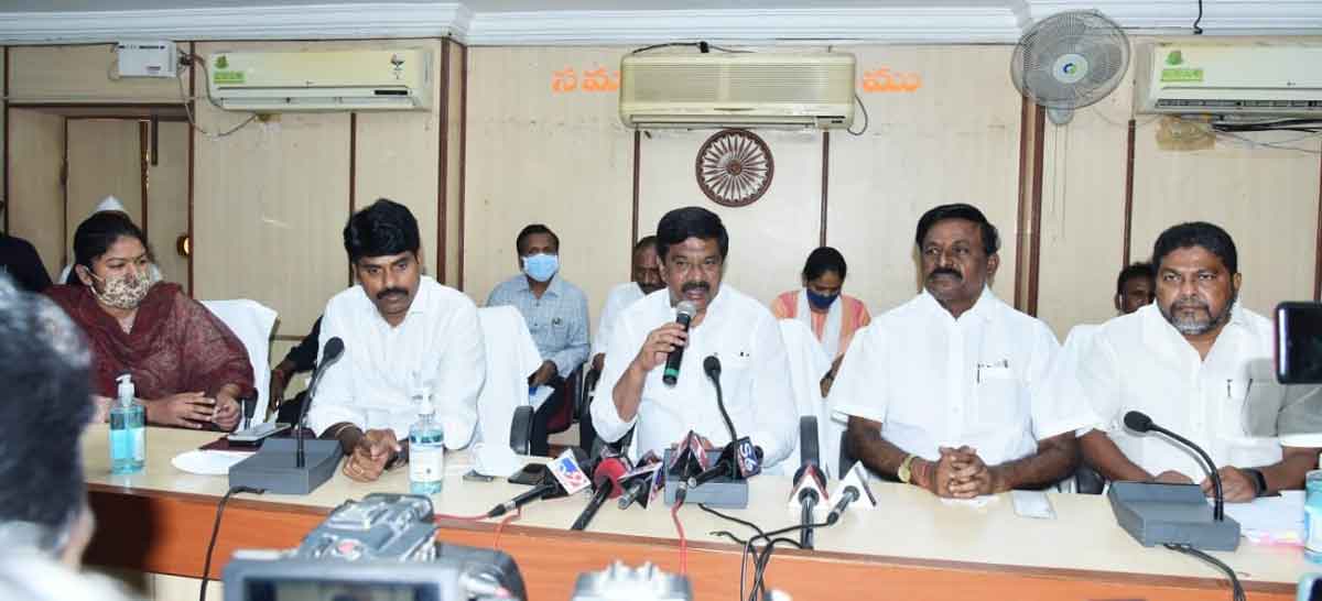 చేతులెత్తి మొక్కుతున్న..