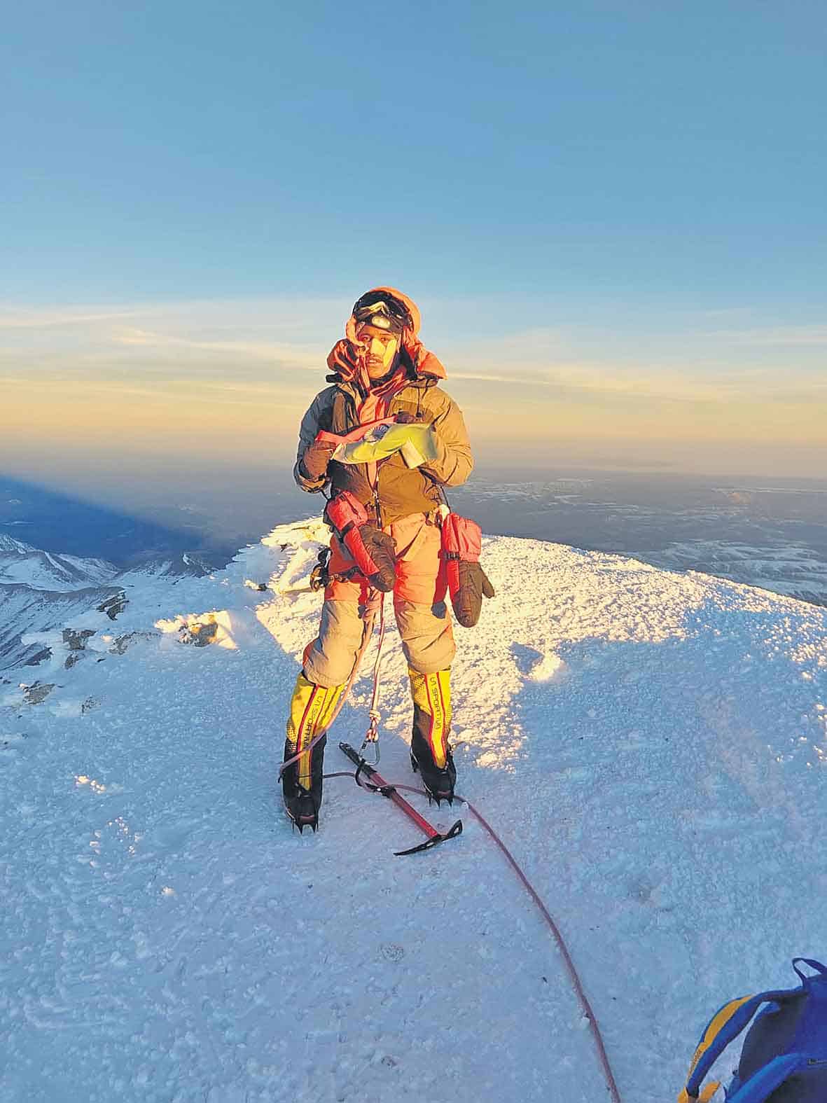 మంచు తుఫానుకు ఎదురీదుతూ!