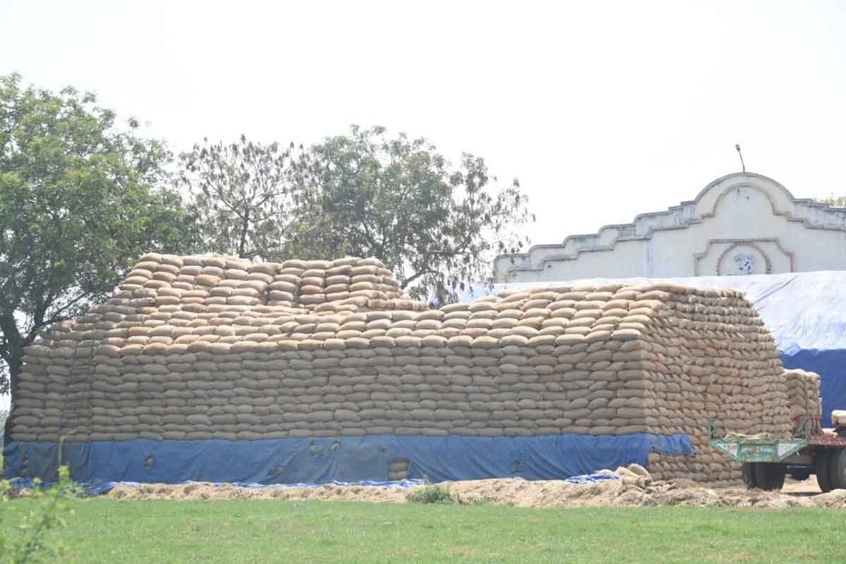 ఇచ్చింది తీసుకపోరు.. కొత్తది కొనరు