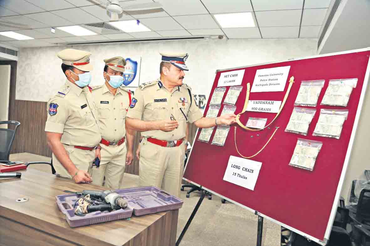 అత్త కాశీకి వెళ్లగానే.. అల్లుడు దోచేశాడు