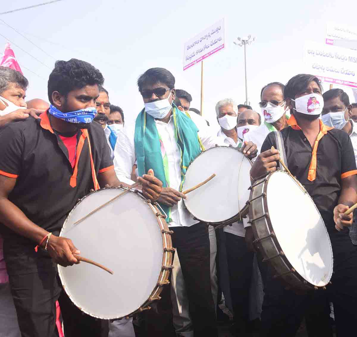 గులాబీ గర్జన