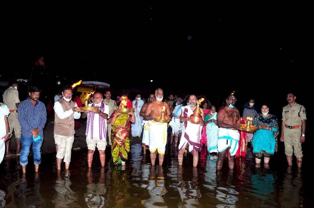 గోదారమ్మా.. అందుకో హారతి