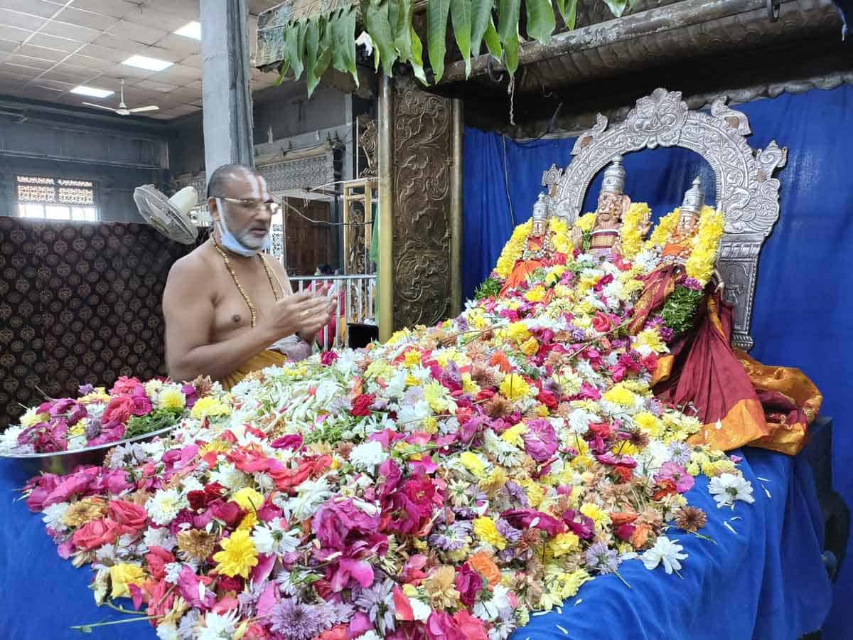 యాదాద్రిలో వైభవంగా లక్ష పుష్పార్చన