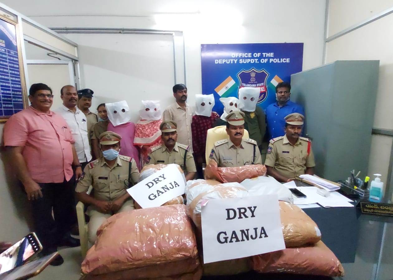 Smuggling marijuana | రైల్లో అక్రమంగా గంజాయిని తరలిస్తున్న ఐదుగురు అరెస్టు