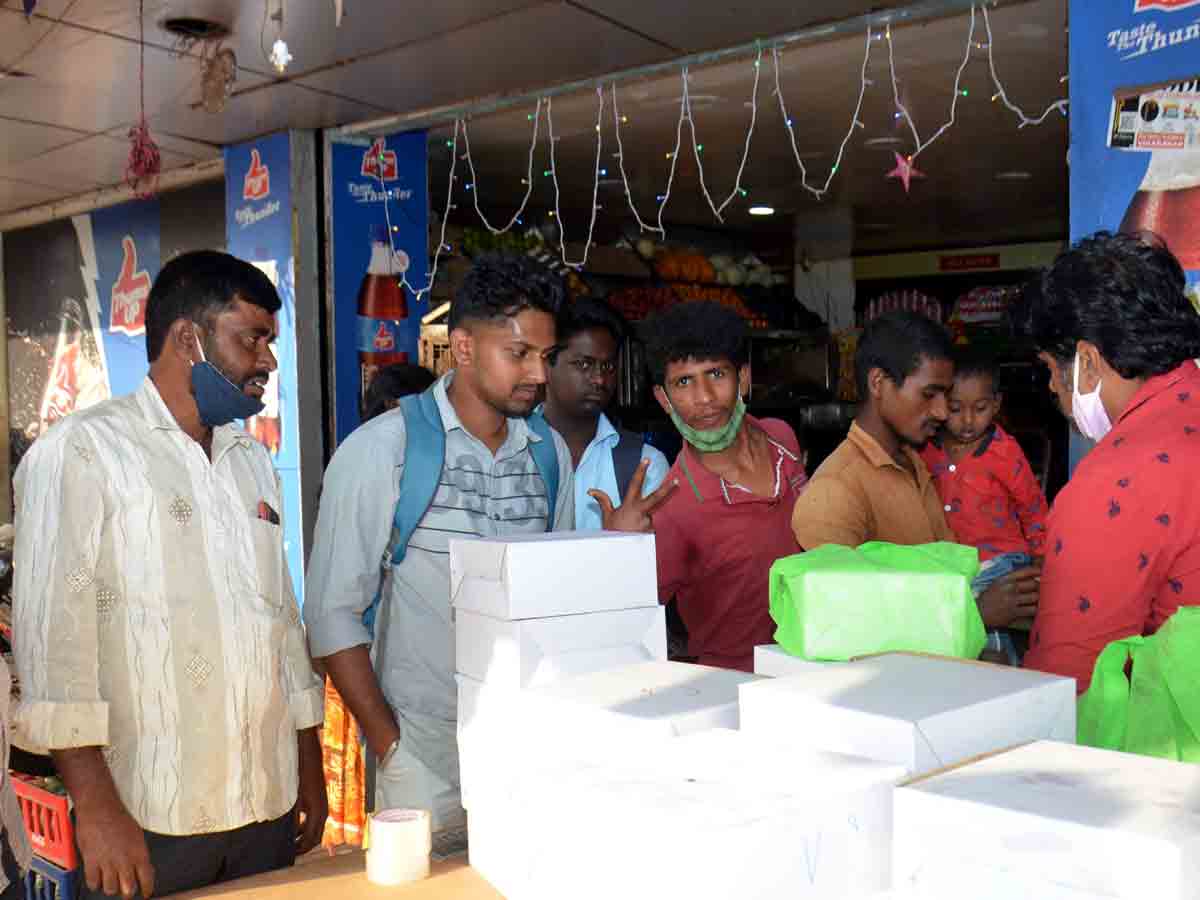 Police : పోలీసుల ఆంక్షలతో ఇళ్లకే పరిమితం..