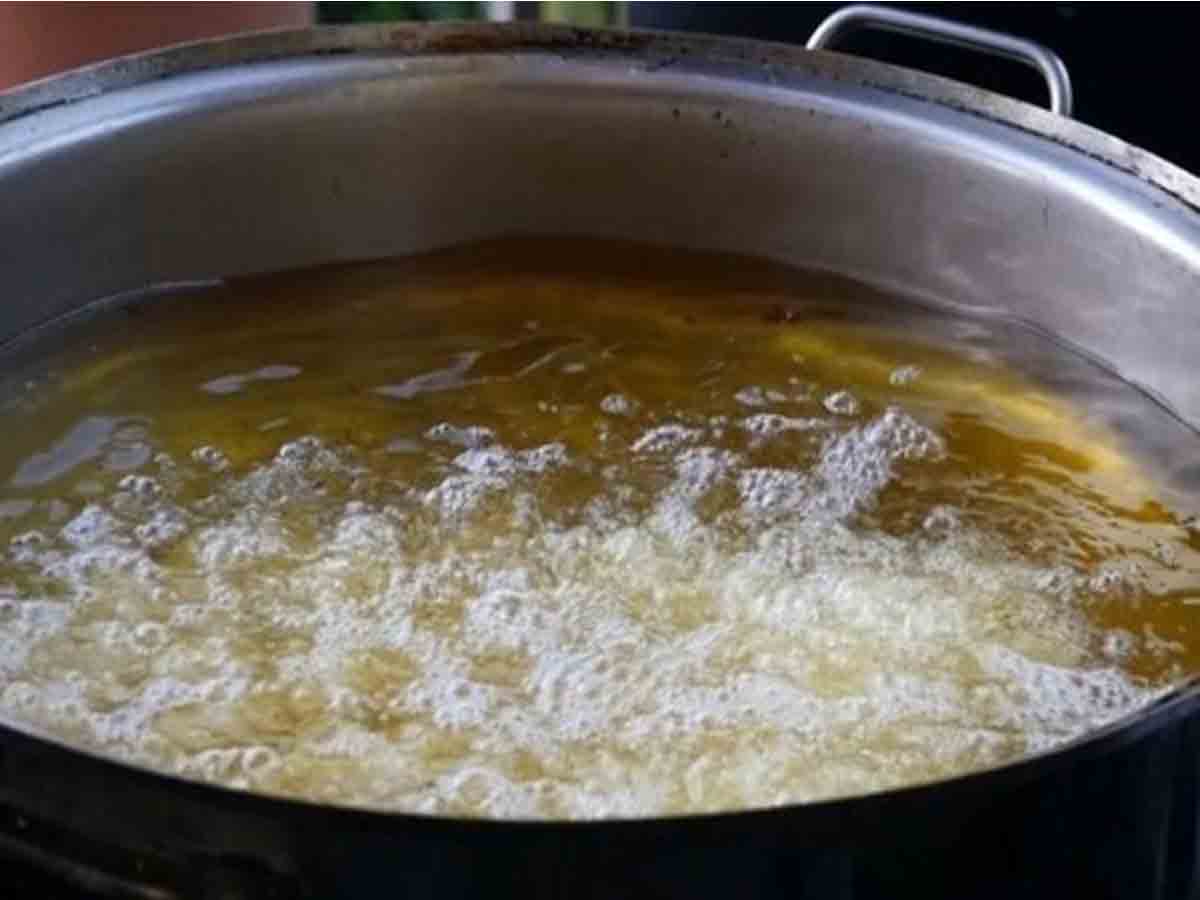 ముఖంపై వేడి నూనె పోసిన భార్య : భర్త పరిస్థితి విషమం