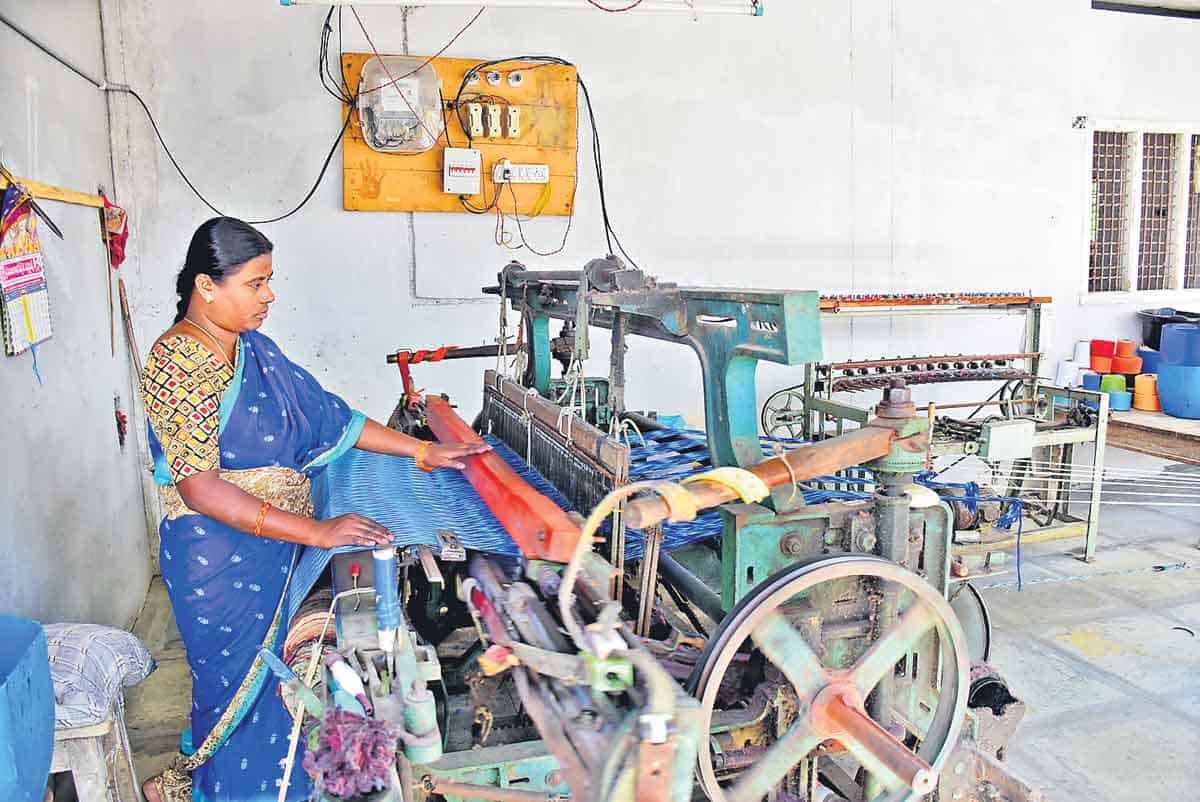 రాష్ట్రం చేయూత..కేంద్రం పన్నువాత