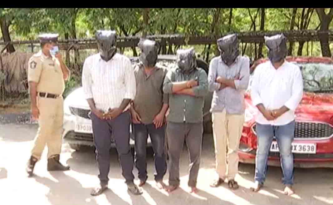 ఐదుగురు ఎర్రచందనం స్మగ్లర్ల అరెస్టు..