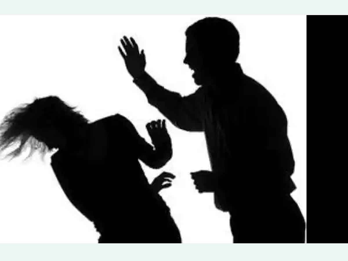 కోర్టు ఆవరణలో భార్య, అత్త మామలపై ఎస్సై దాడి