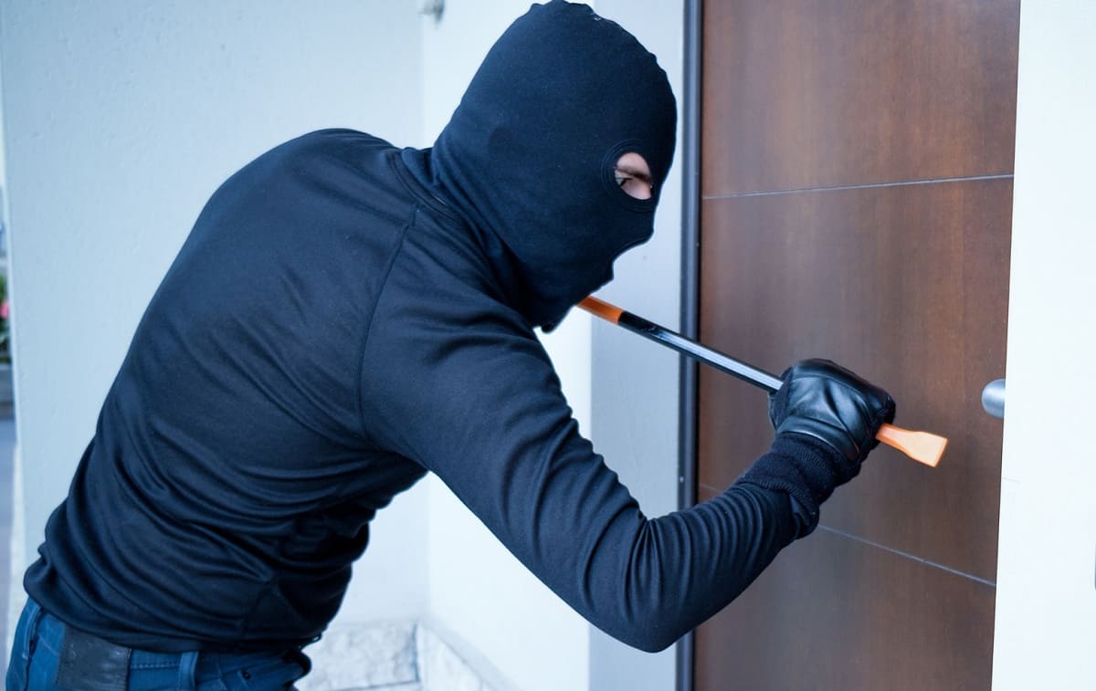 House theft | ఆఫీసుకు వెళ్లి తిరిగి వ‌చ్చే స‌రికి..