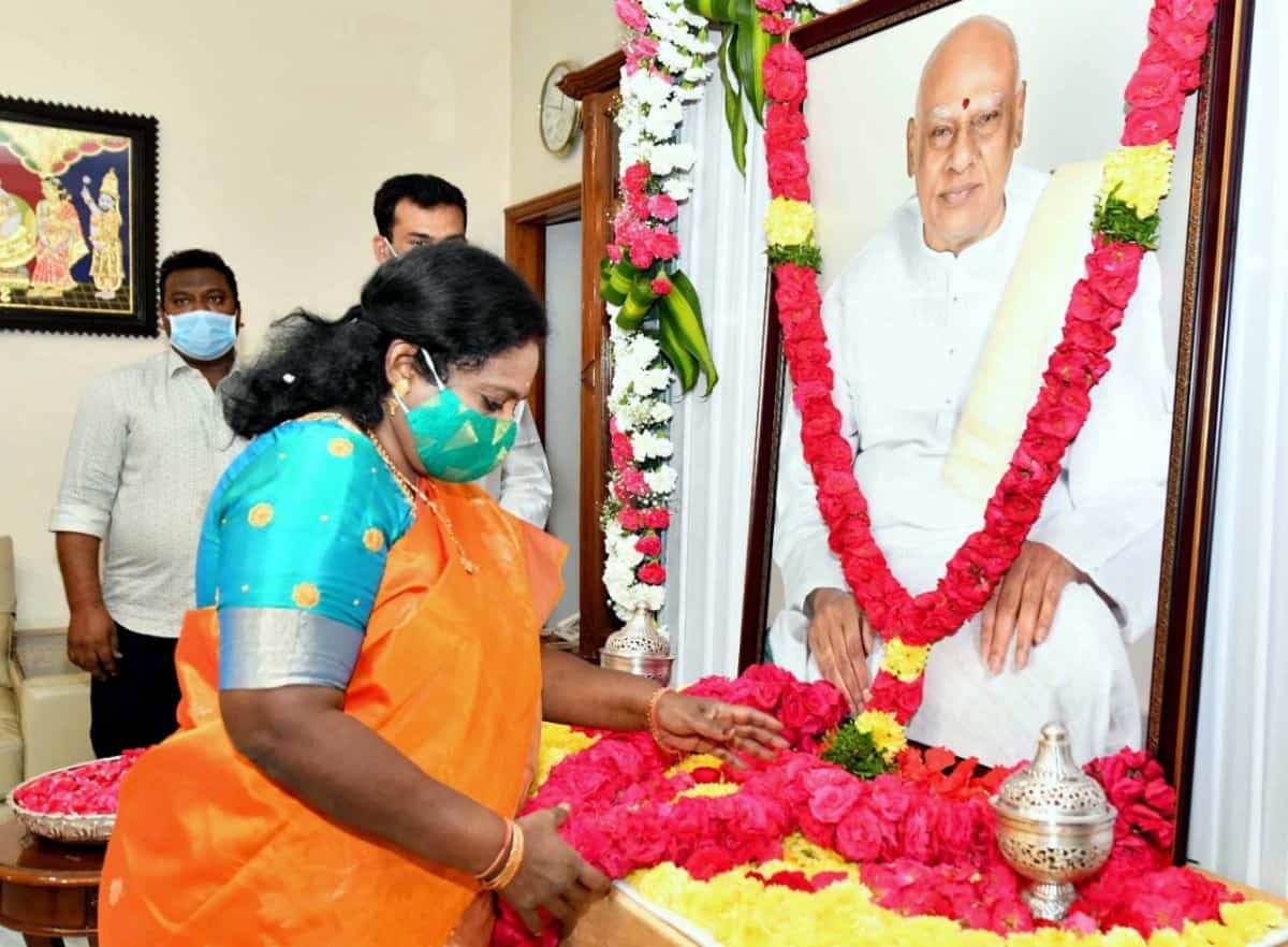 Konijeti Rosaiah | రోశయ్యకు గవర్నర్‌ నివాళులు