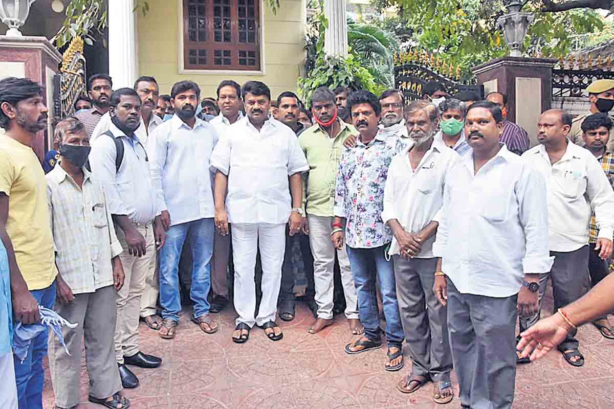 బస్తీవాసుల సమస్యలు పరిష్కరిస్తా