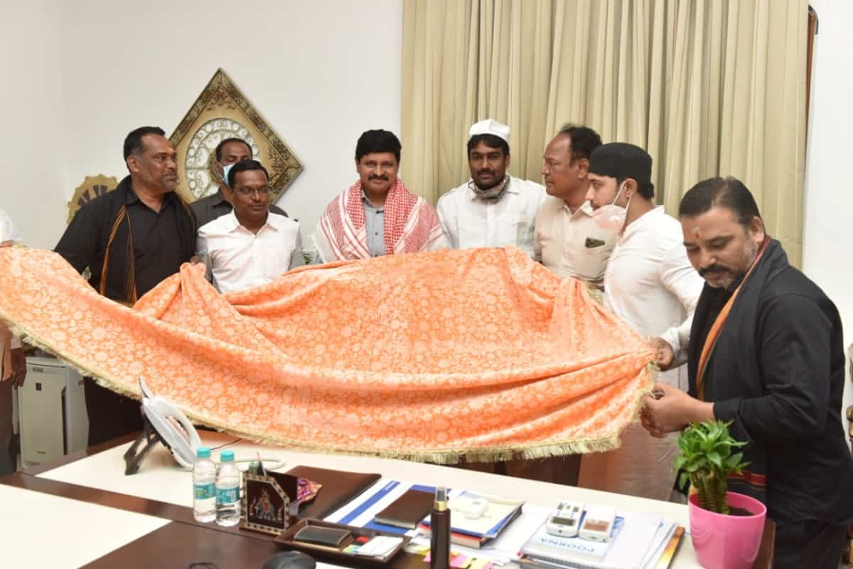 Birthday | నాంపల్లి దర్గాలో చాదర్‌ను సమర్పించిన బాబా ఫసియోద్దీన్‌