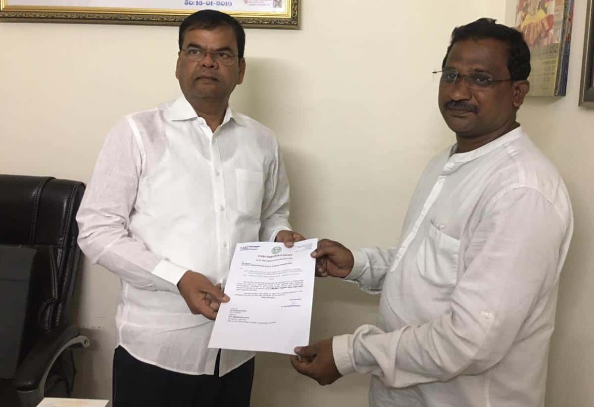 Letter of credit | ల‌బ్ధిదారునికి ఎల్ఓసీ అంద‌జేసిన ఎమ్మెల్యే