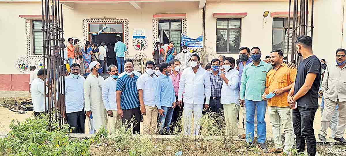 పీహెచ్‌సీ సమస్యలు పరిష్కరిస్తాం