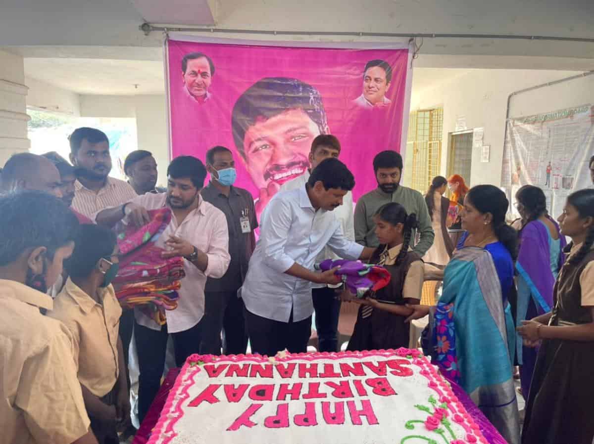 Birthday day celebrations | బేగంపేట్‌ దేవనార్‌ పాఠశాలలో సంతోష్‌కుమార్‌ జన్మదిన వేడుకలు