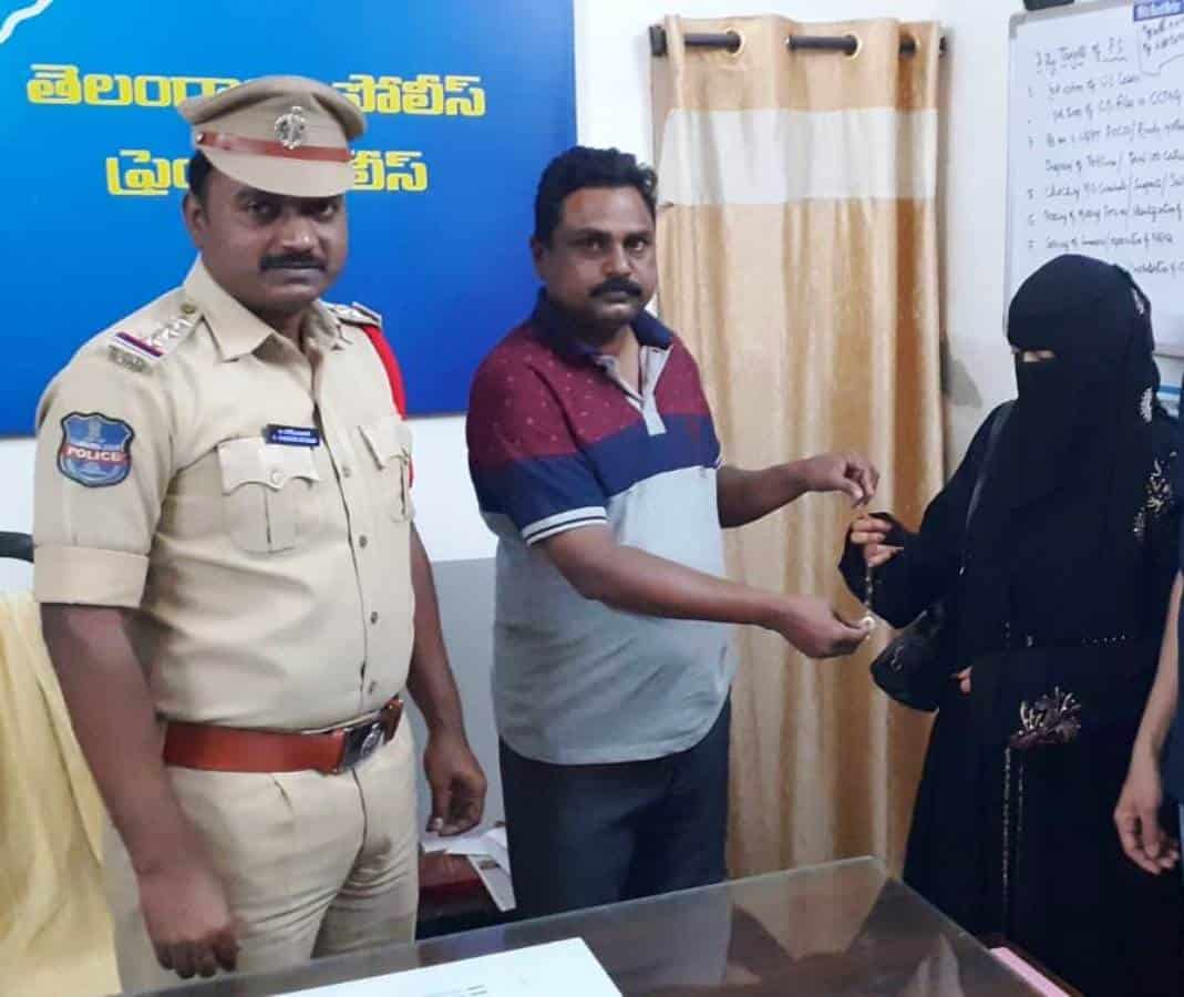 Necklace missing | పోయింద‌నుకున్న నెక్లెస్ దొరికింది