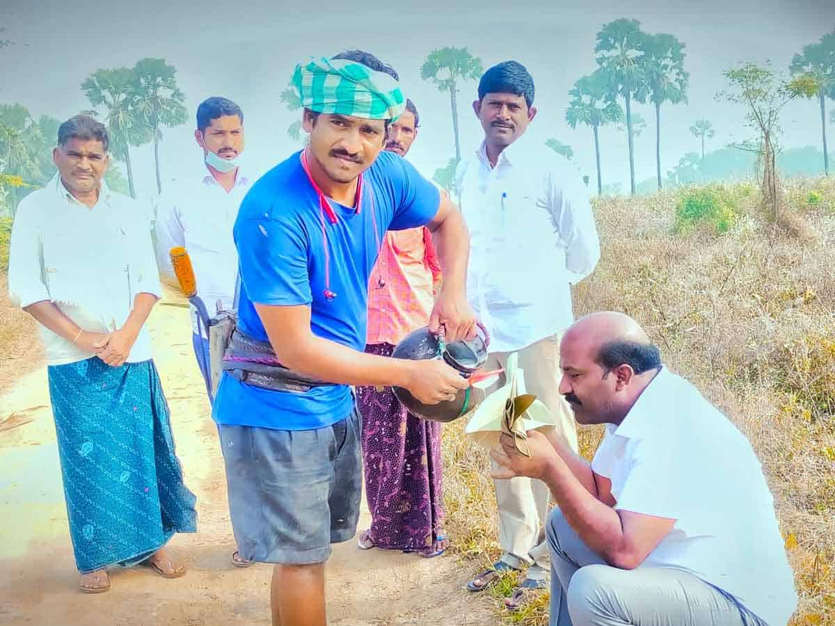 గౌడన్నలకు ఎమ్మెల్యే చిరుమర్తి ఆప్యాయ పలకరింపు..