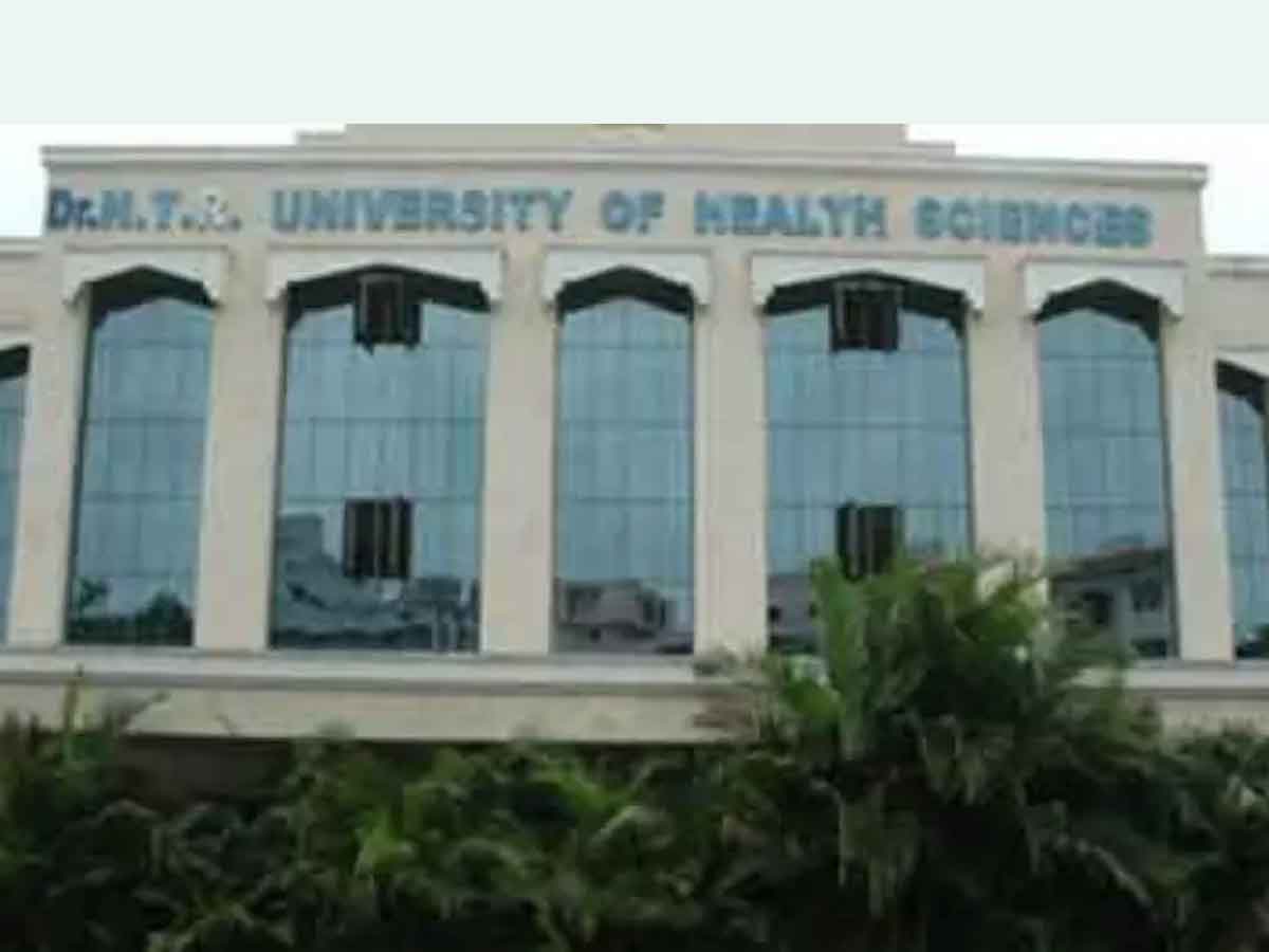 ఎన్టీఆర్‌ వర్సిటీలో విధులను బహిష్కరించిన ఉద్యోగులు..