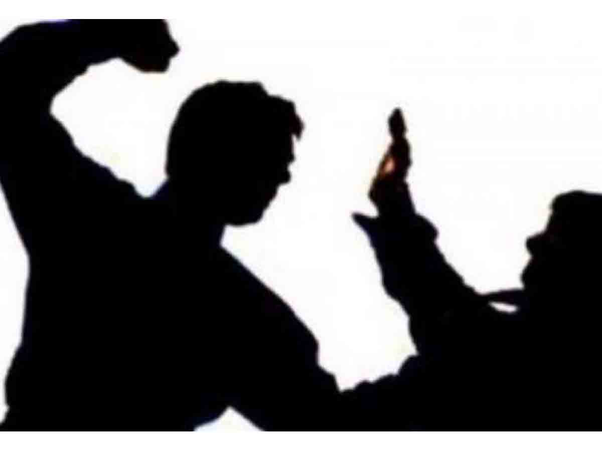 ఫుల్‌గా తాగి..కానిస్టేబుల్‌పై దాడి చేసి..