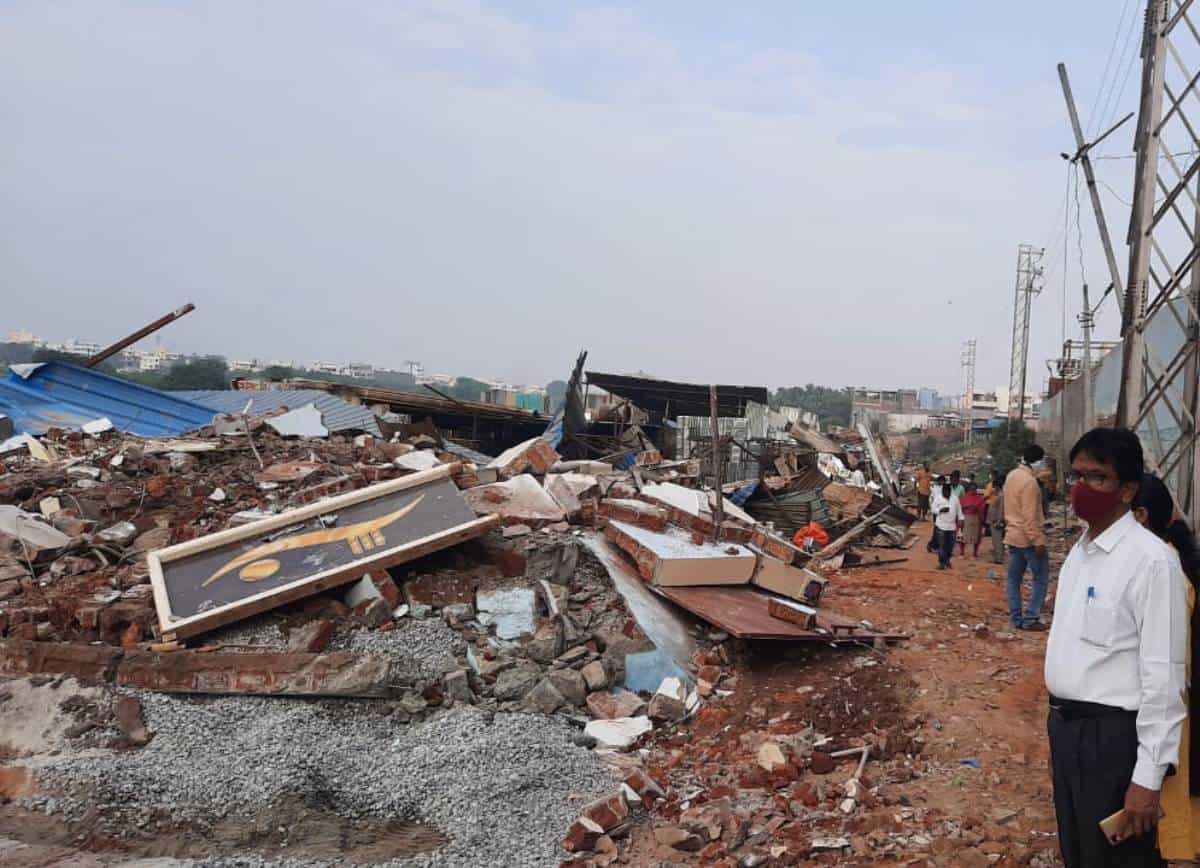 Musi river | మూసీనదిలో వెలిసిన అక్ర‌మ‌ నిర్మాణాల తొలగింపు