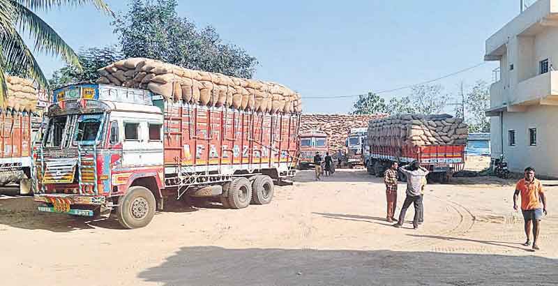 వ్యాగన్లు రావు..గిడ్డంగులు ఖాళీ లేవ్‌..