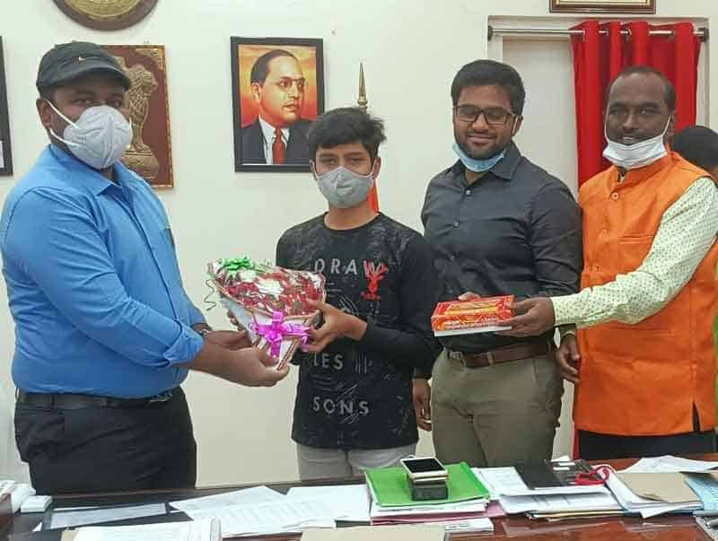 జిల్లా టాపర్‌కు సన్మానం