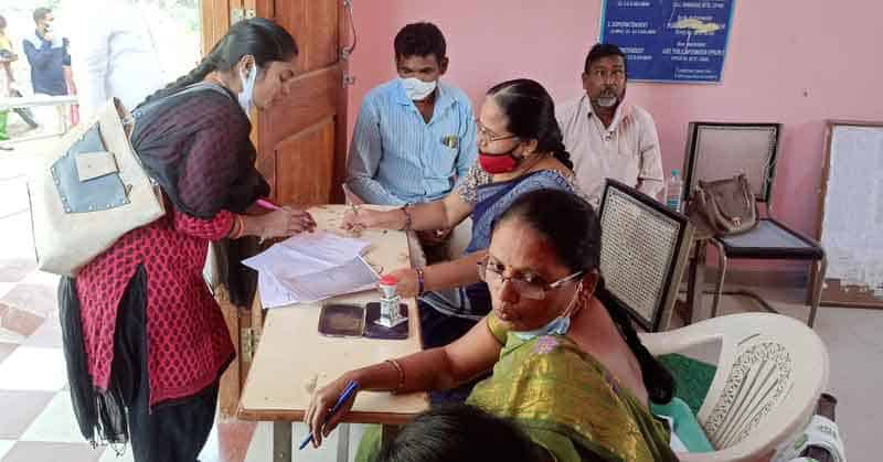 కార్యాలయాల్లో సందడి..