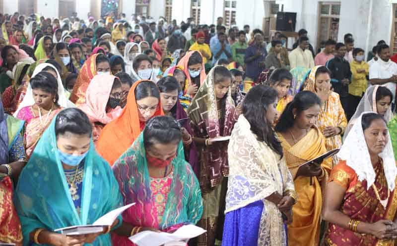 భక్తిశ్రద్ధలతో క్రిస్మస్‌ వేడుకలు