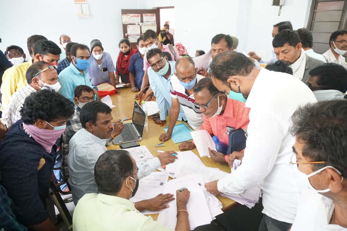 సందడే సందడి..