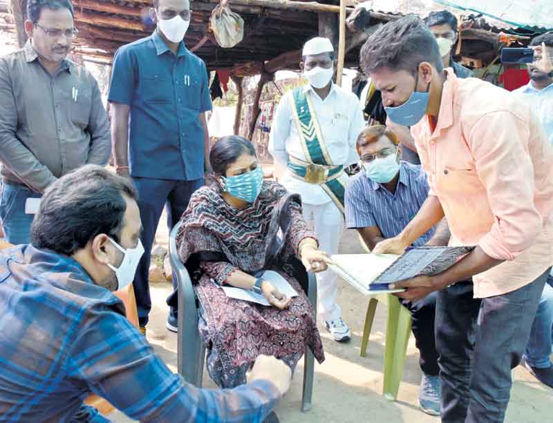 పట్టా కోసం వెల్లువలా.