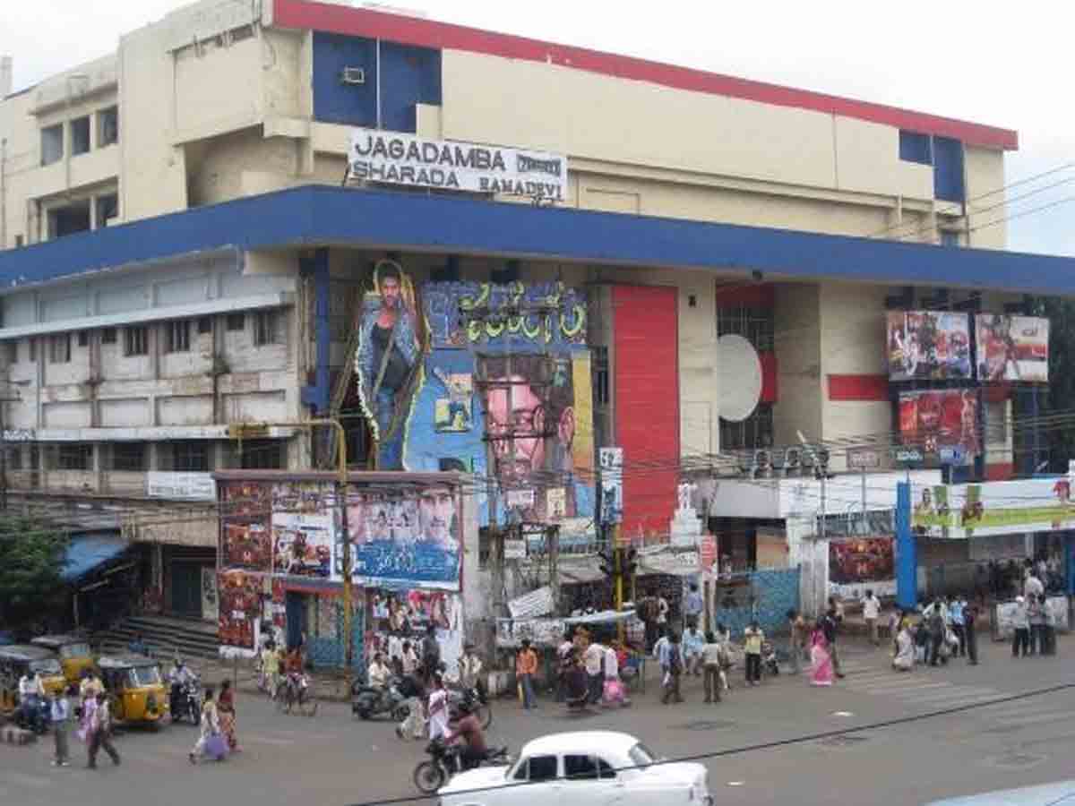 AP Cinema tickets: పాత విధానంలో సినిమా టిక్కెట్‌ రేట్లు.. థియేటర్‌ యజమానులకు ఏపీ హైకోర్టు వెసులుబాటు