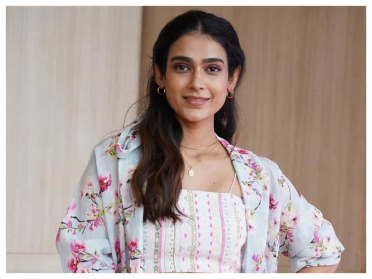 Aakanksha Singh | వైట్ డ్రెస్‌లో ఆకాంక్ష సింగ్ బ్యూటిఫుల్ ఫొటోలు..