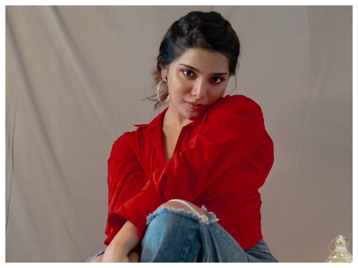 Aathmika | రెడ్‌ డ్రెస్‌లో అందాల తార ఆత్మిక లేటెస్ట్ ఫొటోస్..