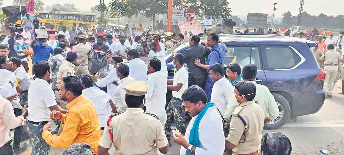 రైతులపైకి అర్వింద్‌ కారు.. పసుపు బోర్డు ఏదన్నందుకు ఎంపీ ఆగ్రహం..