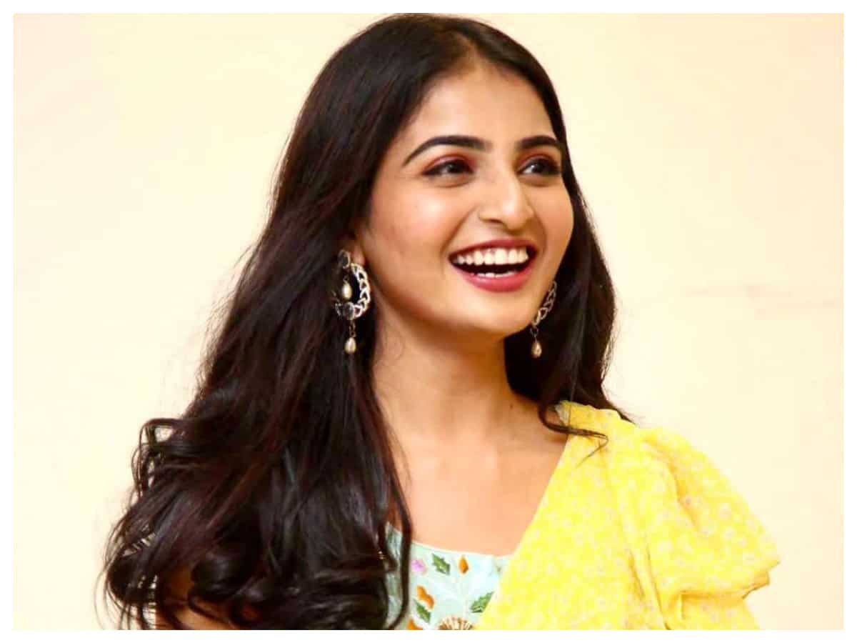 Ananya Nagalla | ఎల్లో డ్రెస్‏లో అదిరిపోయిన వకీల్ సాబ్ ముద్దుగుమ్మ అనన్య..