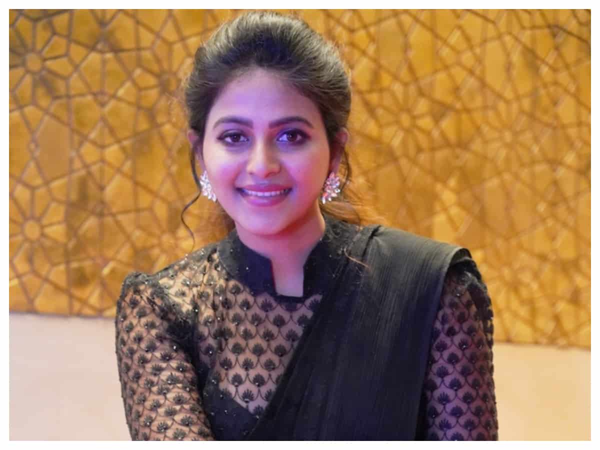 Anjali | బ్లాక్ డ్రెస్‌లో అందాల తార అంజలి..