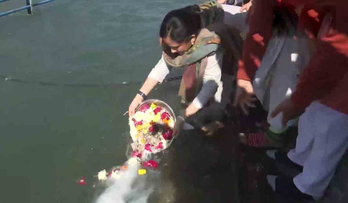 Bipin Rawat Ashes: బిపిన్ రావ‌త్ దంప‌తుల చితాభ‌స్మాన్ని గంగాన‌దిలో క‌లిపిన కుమార్తెలు