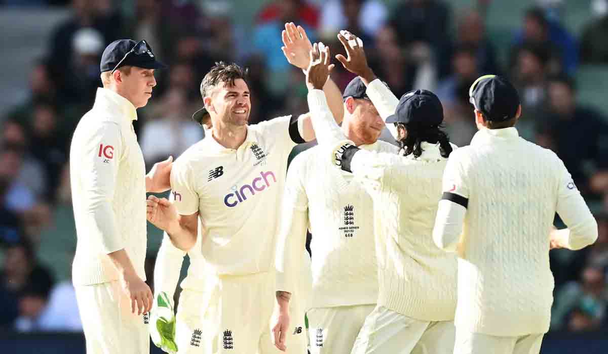 Aus vs Eng | ఆసీస్ను కట్టడి చేసిన బౌలర్లు.. తడబడుతున్న ఇంగ్లండ్ బ్యాటర్లు