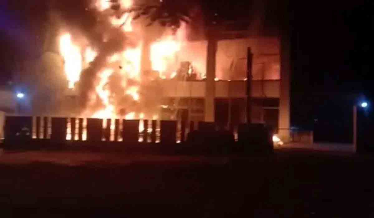 బీఎండబ్ల్యూ కార్ల గోడౌన్‌లో ఘోర అగ్ని ప్రమాదం.. 45 వాహనాలు దగ్ధం