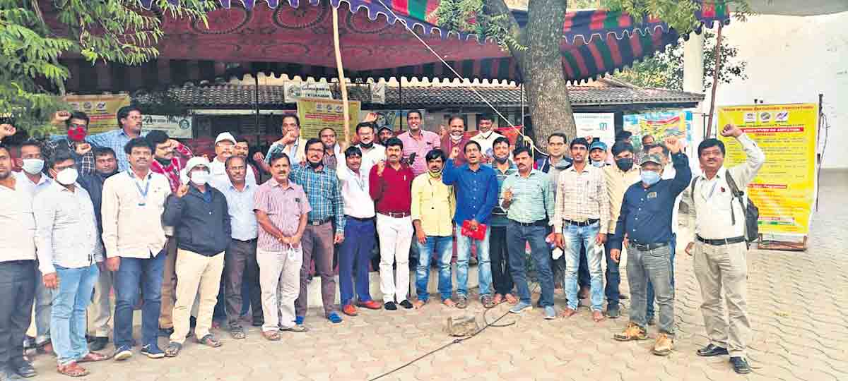 బీఎస్‌ఎన్‌ఎల్‌ ఉద్యోగుల ధర్నా