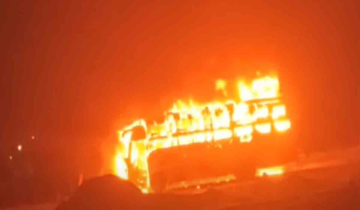 తప్పిన ముప్పు.. ప్రైవేటు బస్సులో చెలరేగిన మంటలు