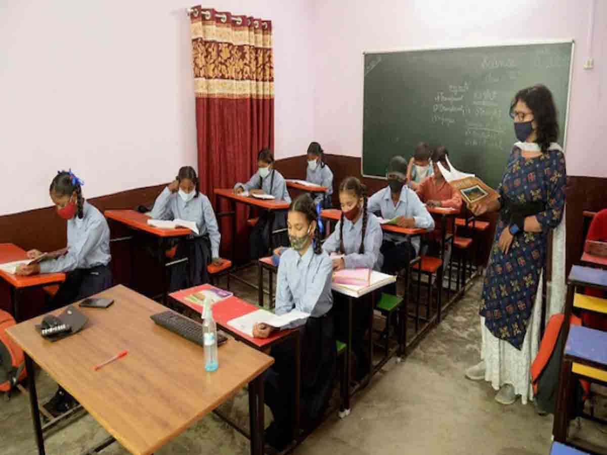 విద్యార్థులకు నాన్‌వెజ్‌ ఫుడ్‌.. స్కూల్‌ మూసివేతకు ఆదేశాలు