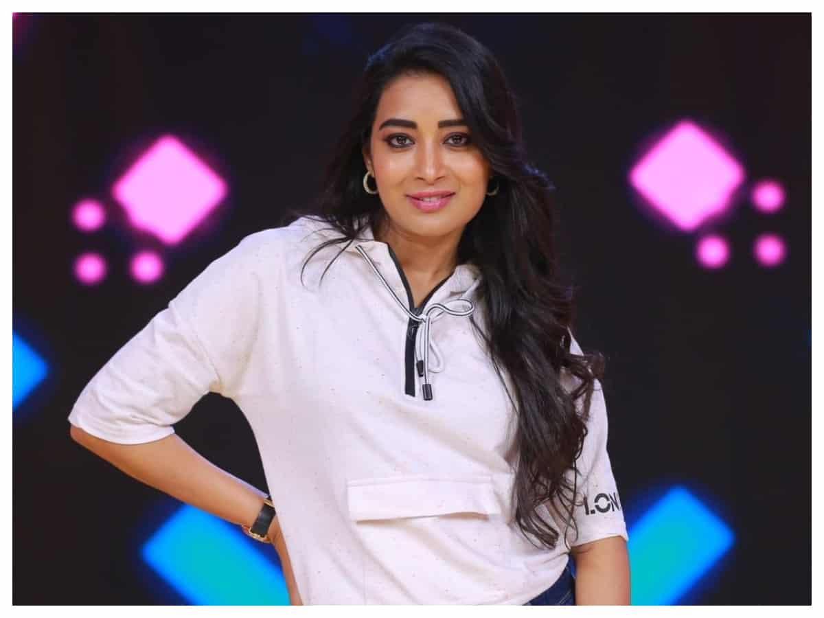 Bhanu Shree |  చూపులతో మాయ చేస్తున్న భానుశ్రీ..