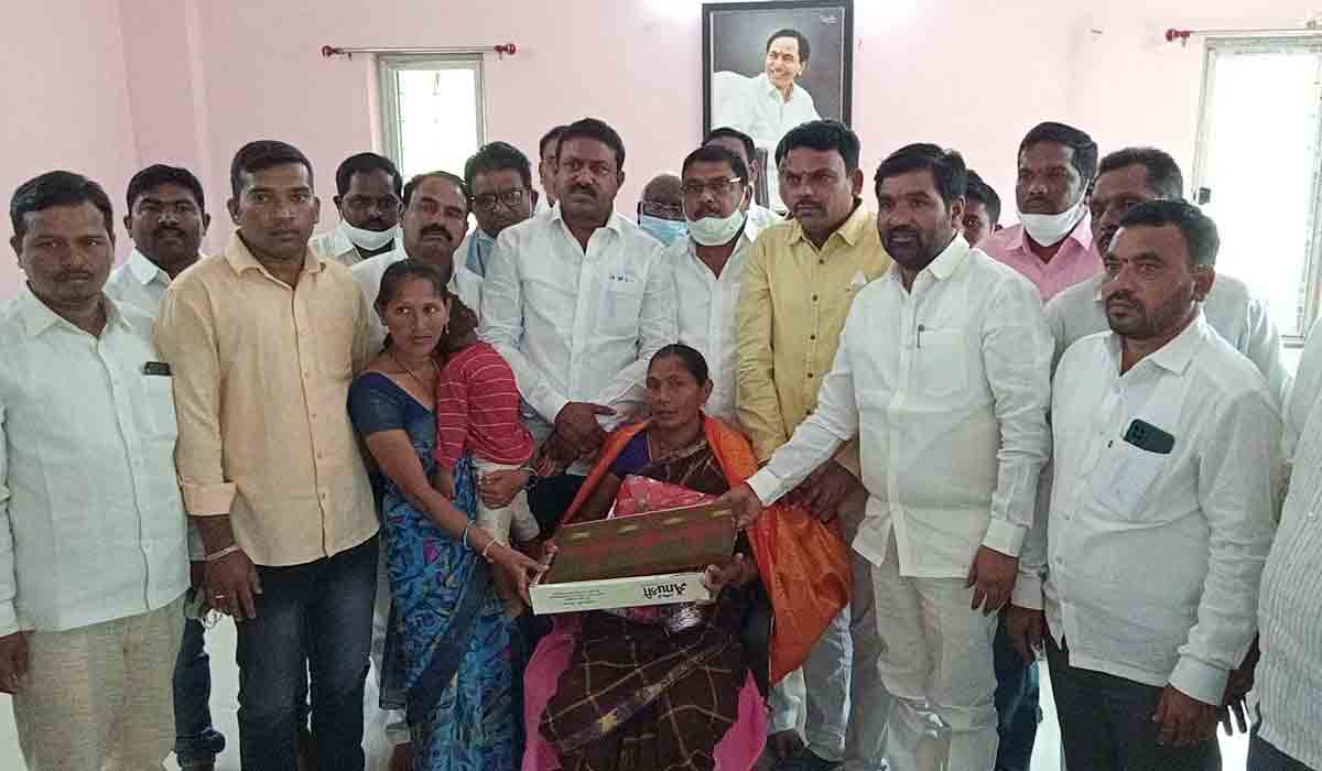 Bheemla Nayak | ‘భీమ్లానాయక్’లో పాటపాడిన దుర్గవ్వకు సన్మానం