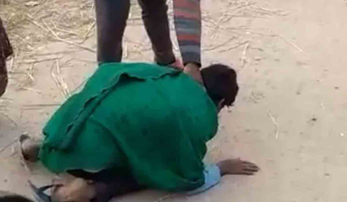 ఓటు వేసేందుకు నిరాక‌ర‌ణ‌.. యువ‌కుల‌తో ఉమ్మిని నాకించారు..