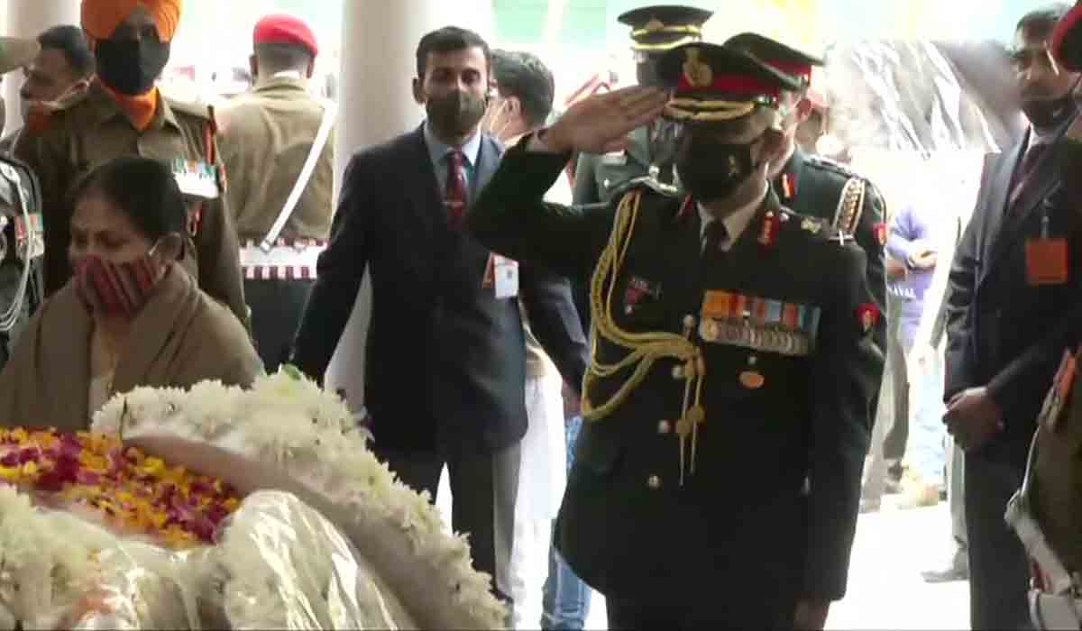 General Bipin rawat: బిపిన్ రావ‌త్ దంప‌తుల‌కు నివాళులు అర్పించిన త్రివిధ ద‌ళాల అధిప‌తులు