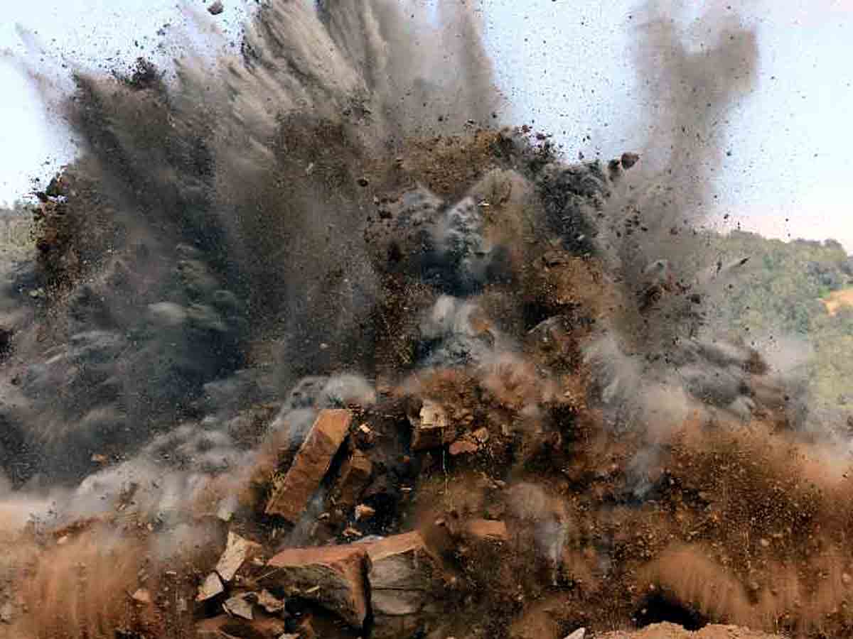 Blasting : డిటర్నేటర్లు పేలి ఇరువురికి గాయాలు
